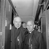 Kard. Stefan Wyszyński i abp Antoni Baraniak opuszczają Rzym po beatyfikacji o. Maksymiliana Kolbe, październik 1971.  