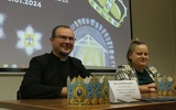 Ks. Krzysztof Krzaczek i Katarzyna Szczepanik, koordynator orszaku, zachęcają do wspólnego świętowania.