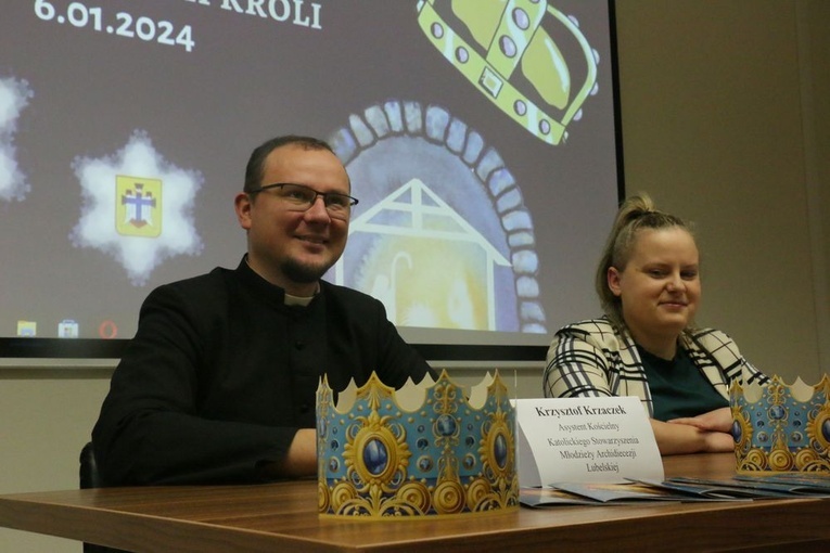 Ks. Krzysztof Krzaczek i Katarzyna Szczepanik, koordynator orszaku, zachęcają do wspólnego świętowania.