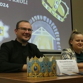 Ks. Krzysztof Krzaczek i Katarzyna Szczepanik, koordynator orszaku, zachęcają do wspólnego świętowania.