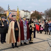 Trzem Królom towarzyszyli miejscowi strażacy.