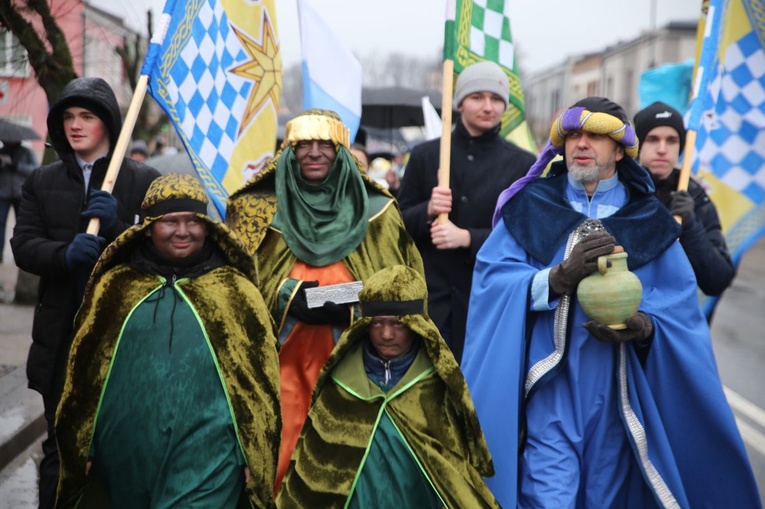 Na czele orszaku podążali Mędrcy.