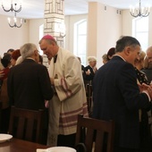 Po Eucharystii uczestnicy w refektarzu przełamali się opłatkiem.