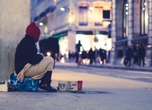 Kard. Krajewski: Pomoc bezdomnym zimą to ratowanie życia