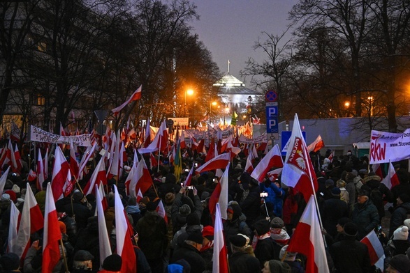 Uczestnicy "Protestu Wolnych Polaków" ruszyli sprzed Sejmu w kierunku KPRM