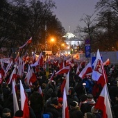 Uczestnicy "Protestu Wolnych Polaków" ruszyli sprzed Sejmu w kierunku KPRM