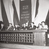 Zjazd Związku Literatów Polskich w Warszawie w czerwcu 1950 roku. Wtedy twórców obowiązywał już socrealizm.