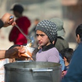 Organizacje charytatywne rozdzielają żywność w dotkniętej wojną i głodem Syrii.