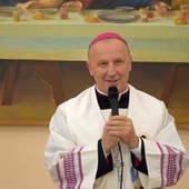 Bp Solarczyk życzy, aby Biblia była źródłem i fundamentem życia wiary.