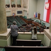 Dużo chętnych do odwiedzenia parlamentu w dniu otwartym z okazji Dnia Babci i Dnia Dziadka.