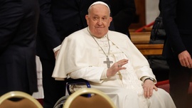 Papież zachęca do lektury nowego wydania katechizmu młodych