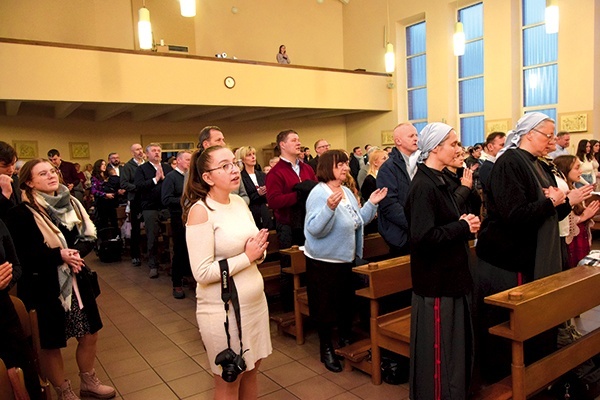 W modlitwie uczestniczyli członkowie oaz Dzieci Bożych, młodzieżowej i Domowego Kościoła.