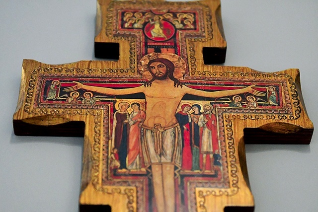 	To krucyfiks pełen symboli. Na głowie Chrystusa zamiast korony cierniowej jest korona chwały.
