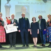 Leszek Migrała (drugi z lewej) z nagrodą w kategorii "sądecki autor".