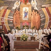 Wizerunek rumskiej Madonny umieszczony jest w prezbiterium świątyni.