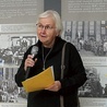 Dr Elżbieta Borkowska podczas prelekcji.