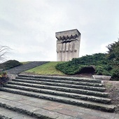 Pomnik Ofiar Faszyzmu zaprojektował prof. Witold Cęckiewicz.
