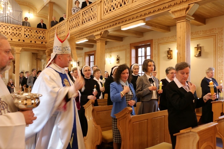 Bp Marek Solarczyk poświęcił gromnice.