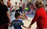 Caritas, piżama party i chusteczka haftowana 