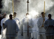Liturgia Środy Popielcowej zaczyna się w bazylice św. Anzelma, skąd uczestnicy w procesji przechodzą do bazyliki św. Sabiny.