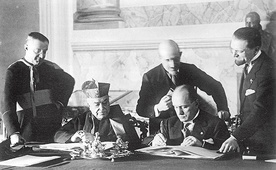 Kard. Pietro Gasparri i i premier Włoch Benito Mussolini podpisują traktaty laterańskie.