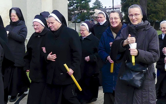 	Uczestniczki modlitwy w drodze do sanktuarium Matki Bożej Pocieszenia.