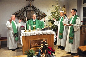 Mszę św. koncelebrowało czterech kapłanów.