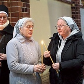 Zapalenie świec, ważnego symbolu liturgii tego dnia.