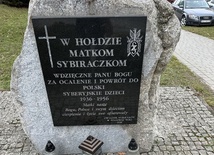 Pomnik poświęcony Matkom Sybiraczkom przy kościele MBKP w Stalowej Woli.