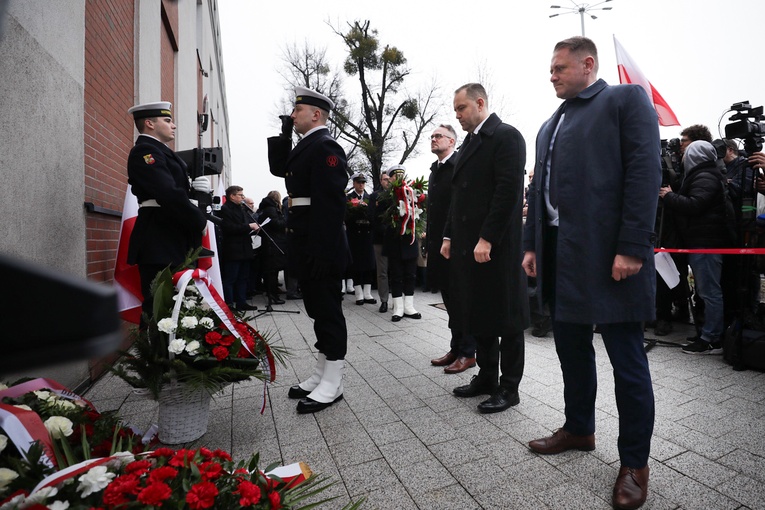 Odsłonięcie taplicy pamiętkowej prezydenta Lecha Kaczyńskiego