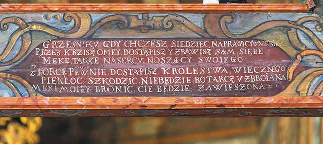 Mimo że kościół powstawał na terenie ówczesnych Węgier, dużo w nim akcentów polskich.