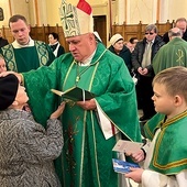 Bp Piotr Greger w kęckim sanktuarium MB Pocieszenia udzielił sakramentu namaszczenia chorych.