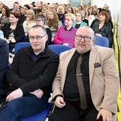Autorzy dr hab. Krzysztof Latawiec (z lewej) i dr hab. Sebastian Piątkowski podczas konferencji prezentującej publikację.