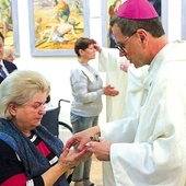 Wizycie biskupa w lecznicy towarzyszyły trzy znaki: obecność przy łóżkach pacjentów, sakrament namaszczenia i modlitwa.