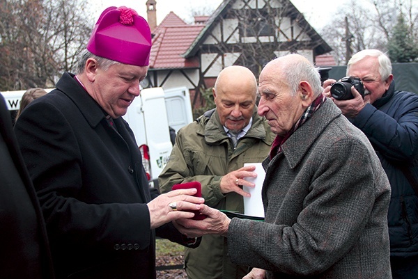 Abp Józef Kupny podczas apelu pamięci otrzymał od Związku Sybiraków pamiątkowy medal jako osoba szczególnie zasłużona dla działalności organizacji.