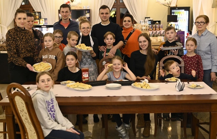 Ferie z rodzicami w parafialnej kawiarence DoloRosa w Hałcnowie