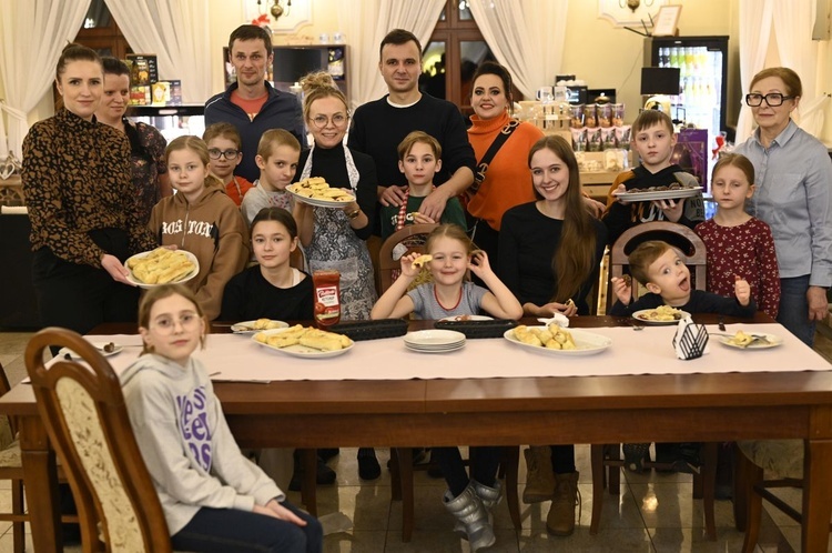 Ferie z rodzicami w parafialnej kawiarence DoloRosa w Hałcnowie