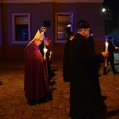 Liturgia stacyjna w Opolu. Procesja do kościoła oo. franciszkanów