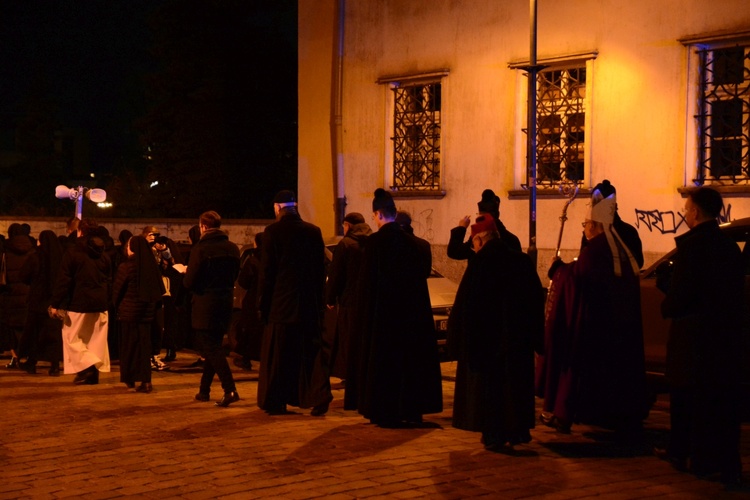 Liturgia stacyjna w Opolu. Procesja do kościoła oo. franciszkanów
