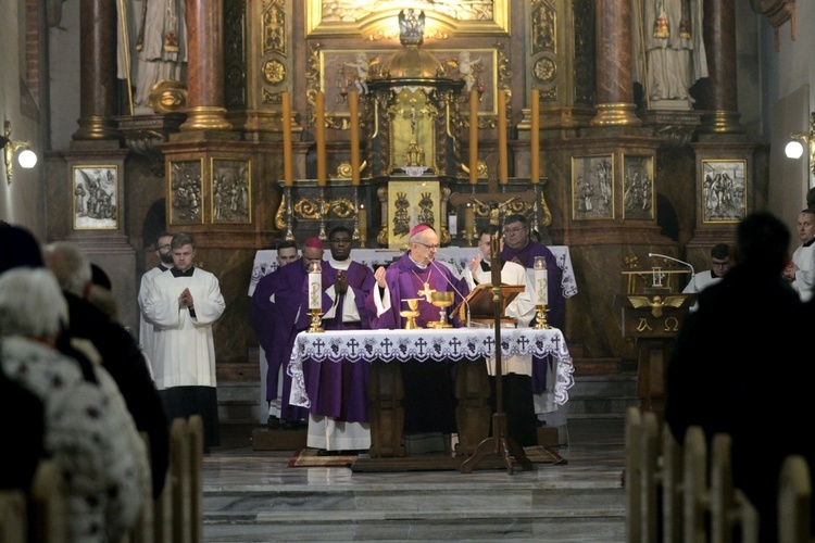 Liturgia stacyjna w Opolu. Msza św. z obrzędem posypania głów popiołem
