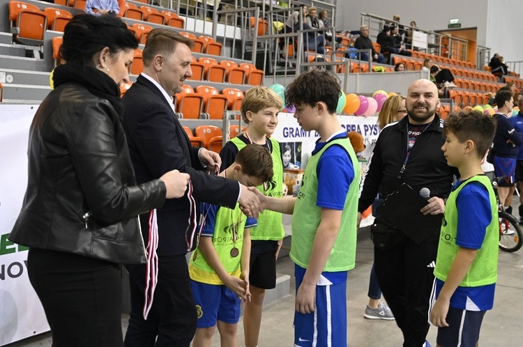 Prezydent Jarosław Klimaszewski wraz z organizatorkami turnieju dekrowali medalalmi najlepszych młodych piłkarzy z Hałcnowa.