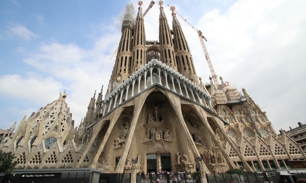 Papież o bazylice Świętej Rodziny w Barcelonie: ma służyć modlitwie