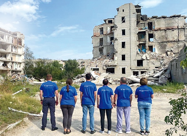 Pracownicy PMM i Frida Ukraine docierają także do takich miejsc, bo bywa, że w zniszczonych budynkach przebywają osoby potrzebujące pomocy.
