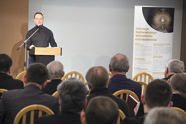 Adrian Pakuła zaprezentował „Oddanie33” kapłanom archidiecezji katowickiej.