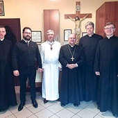 Zdjęcie kandydatów z biskupem i towarzyszącymi im księżmi.