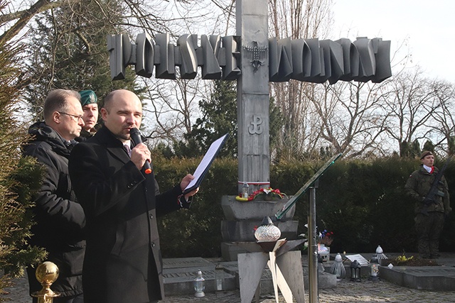 Na cmentarzu Świętej Rodziny znajduje się krzyż poświęcony żołnierzom AK z Kielecczyzny, straconych w 1945 r.  we Wrocławiu.