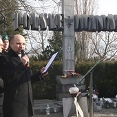 Na cmentarzu Świętej Rodziny znajduje się krzyż poświęcony żołnierzom AK z Kielecczyzny, straconych w 1945 r.  we Wrocławiu.