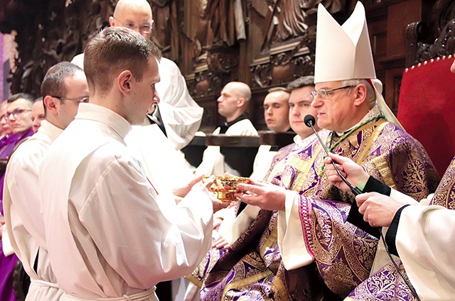 Biskup wręczył każdemu akolicie naczynie z chlebem  lub winem do konsekracji.