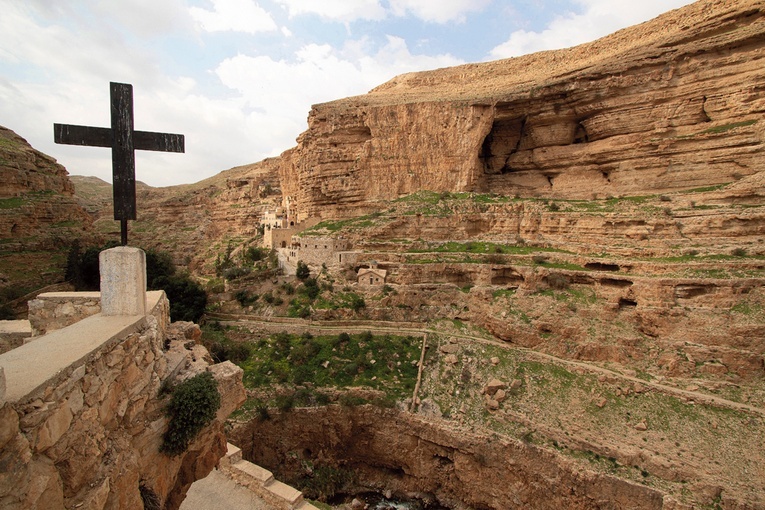 Życie monastyczne na Pustyni Judzkiej odrodziło się w XIX wieku, gdy grecki patriarchat w Jerozolimie przywrócił kilka klasztorów do życia. Na zdjęciu klasztor Jerzego Koziby w Wadi Qelt niedaleko Jerycha.