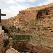 Życie monastyczne na Pustyni Judzkiej odrodziło się w XIX wieku, gdy grecki patriarchat w Jerozolimie przywrócił kilka klasztorów do życia. Na zdjęciu klasztor Jerzego Koziby w Wadi Qelt niedaleko Jerycha.